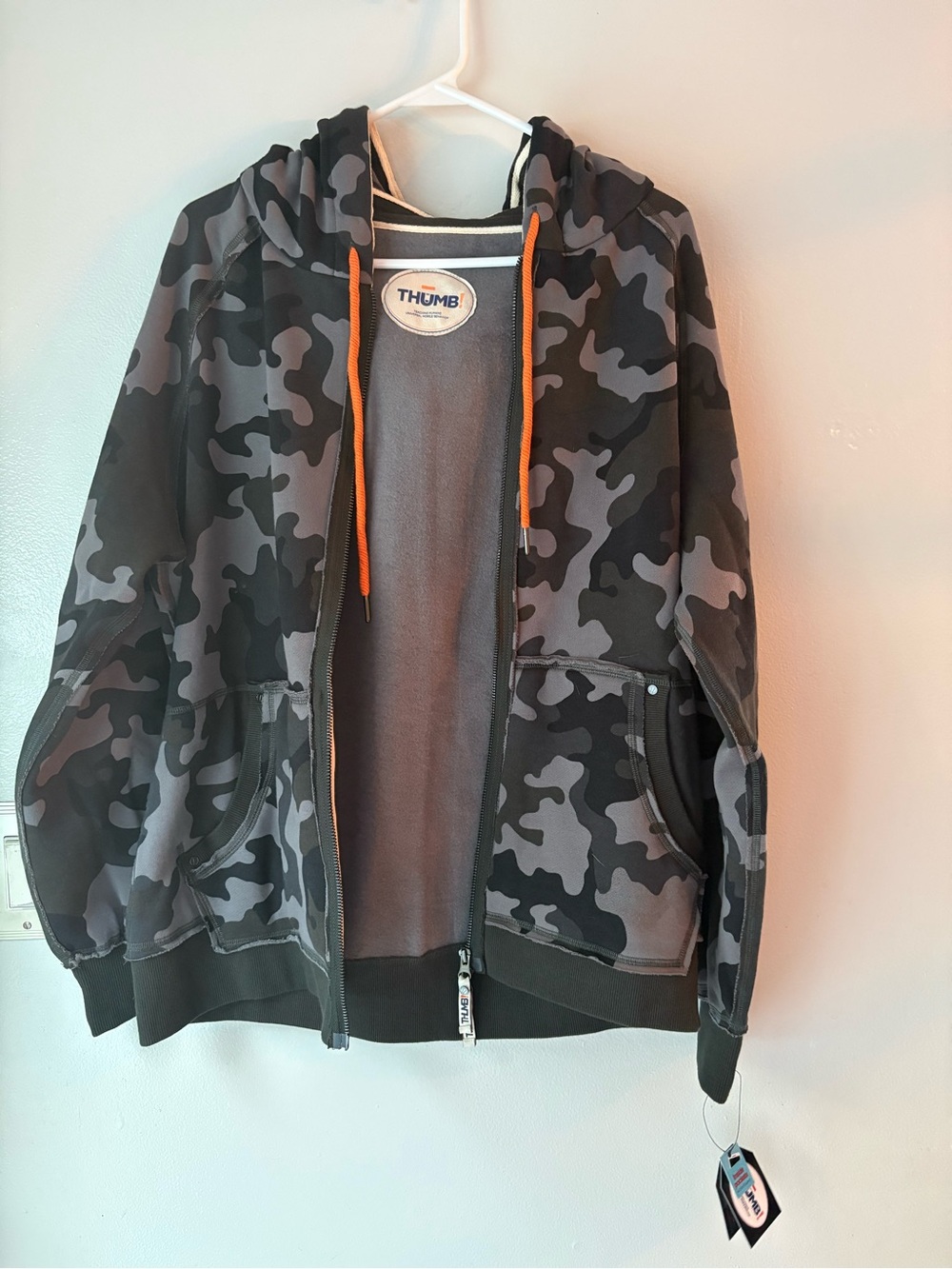 THUMB Camouflage Zip-Up Hoodie Sweatshirt/Jacket Gray Camo NWT 1X Runs Small